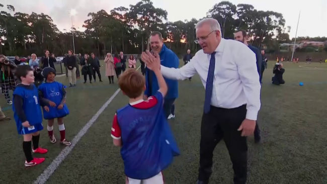 Avustralya Başbakanı top oynarken çocuğun üzerine düştü
